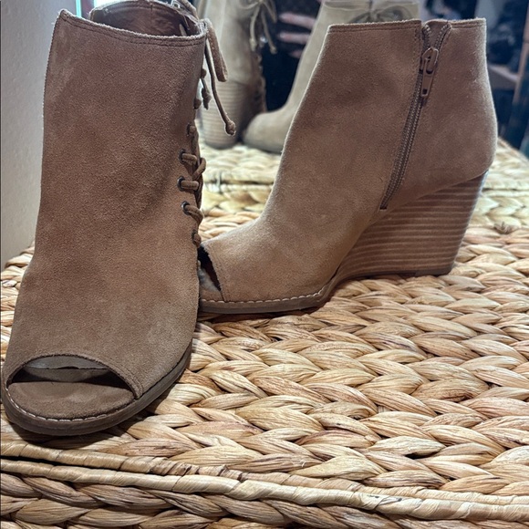 Lucky’s Women's Tan Wedge Ankle Boots - Picture 3 of 9